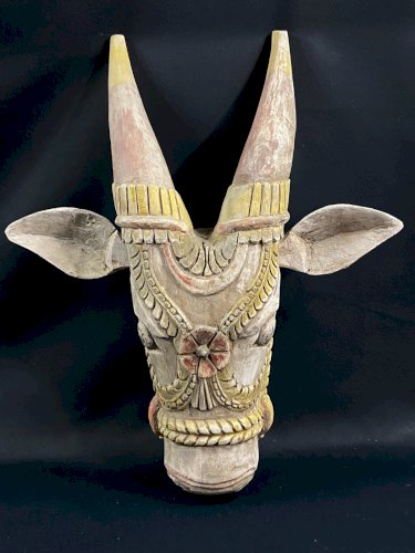 Tête de vache sacrée indienne bois sculpté polychrome Nandi temple Inde fin XIXe