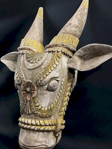 Tête de vache sacrée indienne bois sculpté polychrome Nandi temple Inde fin XIXe