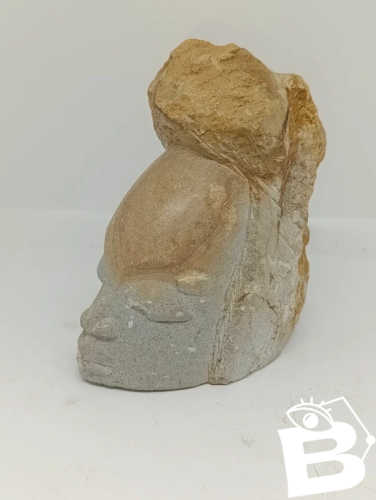 Tête en pierre taille sculpter dorigine africaine en bon état