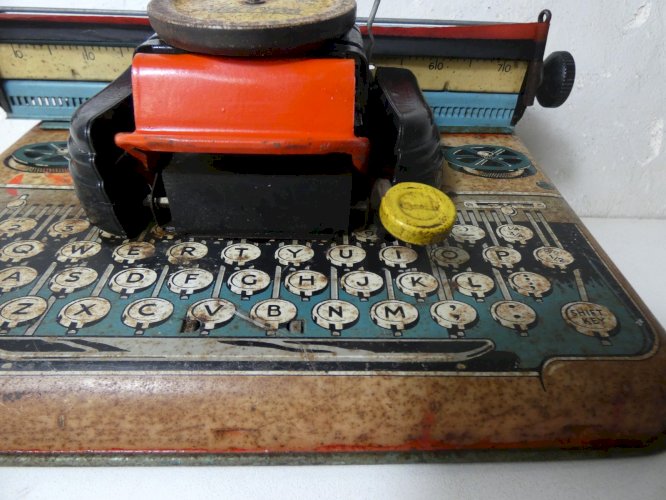 The Mettype – machine à écrire jouet Mettoy UK tôle lithographiée