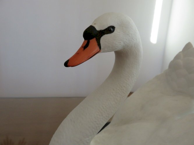 THE ROYAL SWAN PAR RONALD VAN RUYCKEVELT POUR THE FRANKLIN MINT 1986 PORCELAINE