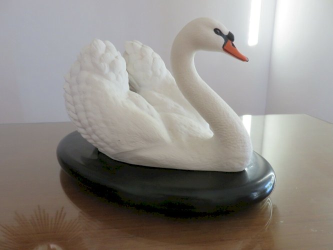 THE ROYAL SWAN PAR RONALD VAN RUYCKEVELT POUR THE FRANKLIN MINT 1986 PORCELAINE