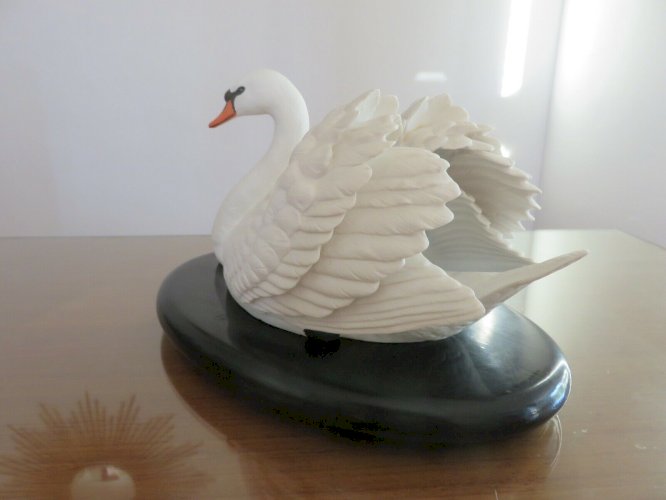 THE ROYAL SWAN PAR RONALD VAN RUYCKEVELT POUR THE FRANKLIN MINT 1986 PORCELAINE