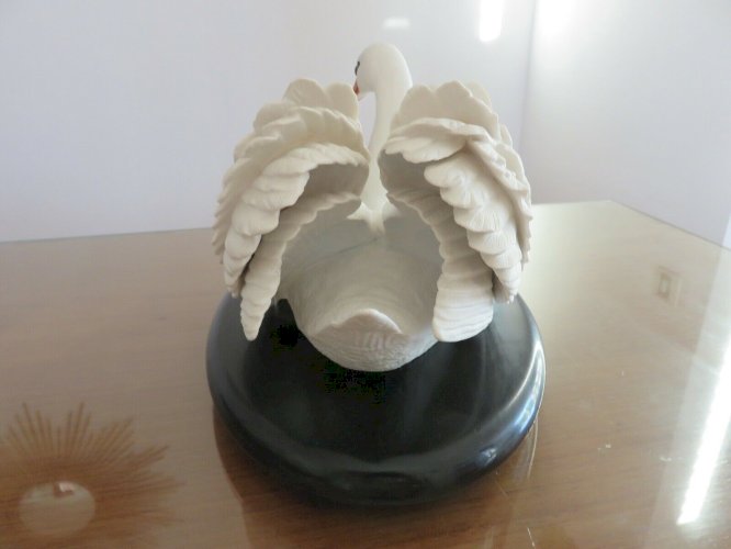 THE ROYAL SWAN PAR RONALD VAN RUYCKEVELT POUR THE FRANKLIN MINT 1986 PORCELAINE
