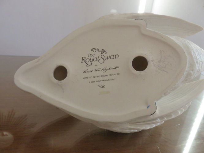 THE ROYAL SWAN PAR RONALD VAN RUYCKEVELT POUR THE FRANKLIN MINT 1986 PORCELAINE