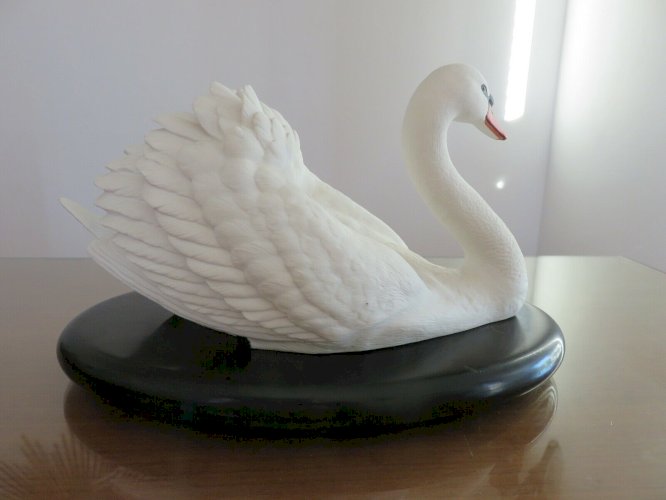 THE ROYAL SWAN PAR RONALD VAN RUYCKEVELT POUR THE FRANKLIN MINT 1986 PORCELAINE