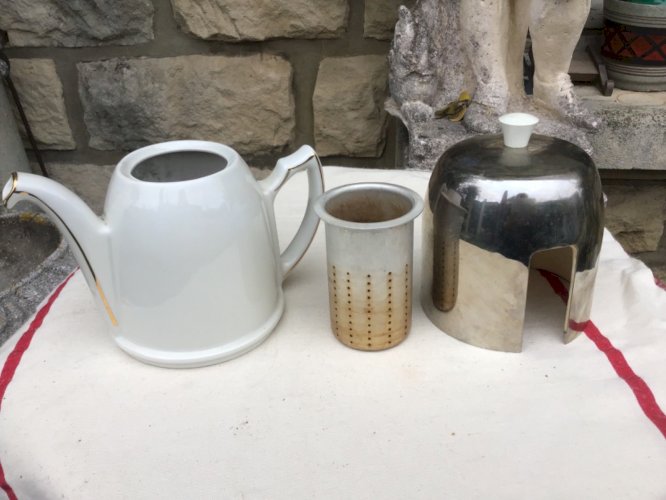 théière ancienne en céramique avec calorifuge.  Dlg salam