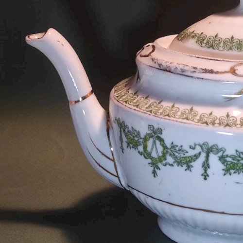 Théière ancienne en porcelaine, esprit Anglais