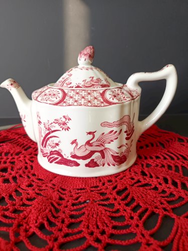 Théière ancienne Furnivals Limited « Old Chelsea » rouge – transferware chinoiserie – Angleterre 1915 – Rd No 647812
