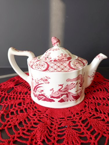 Théière ancienne Furnivals Limited « Old Chelsea » rouge – transferware chinoiserie – Angleterre 1915 – Rd No 647812