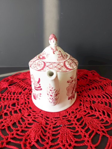 Théière ancienne Furnivals Limited « Old Chelsea » rouge – transferware chinoiserie – Angleterre 1915 – Rd No 647812