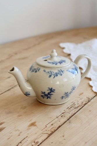Théière ancienne Saint-Uze terre dacier décor bleu cobalt fleuri