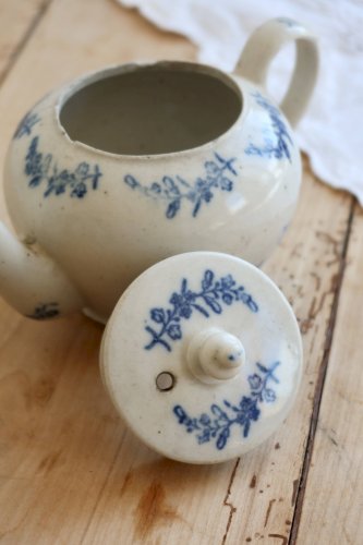Théière ancienne Saint-Uze terre dacier décor bleu cobalt fleuri