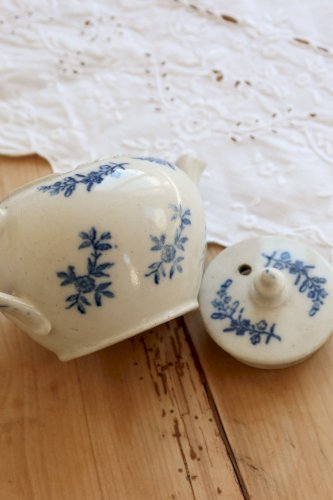 Théière ancienne Saint-Uze terre dacier décor bleu cobalt fleuri