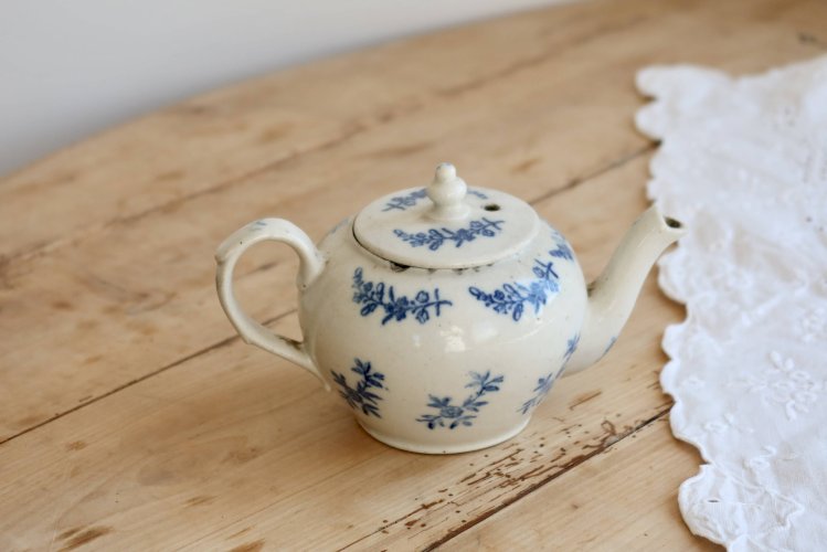 Théière ancienne Saint-Uze terre dacier décor bleu cobalt fleuri