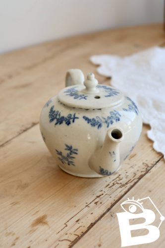 Théière ancienne Saint-Uze terre dacier décor bleu cobalt fleuri