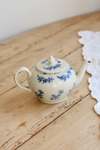 Théière ancienne Saint-Uze terre dacier décor bleu cobalt fleuri