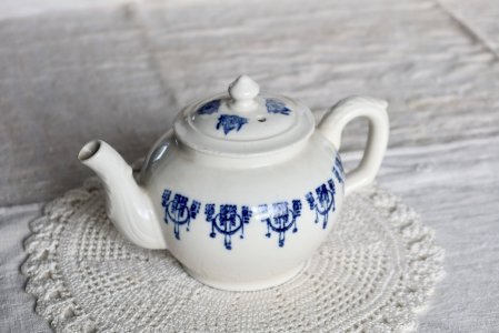 Théière ancienne Saint-Uze terre dacier motif bleu cobalt