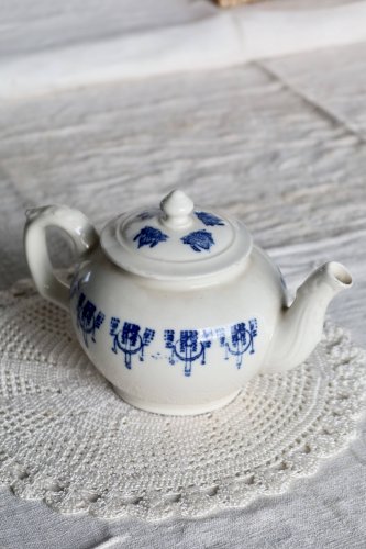 Théière ancienne Saint-Uze terre dacier motif bleu cobalt