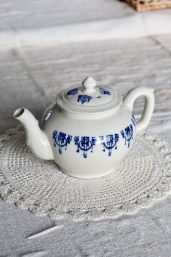 Théière ancienne Saint-Uze terre dacier motif bleu cobalt