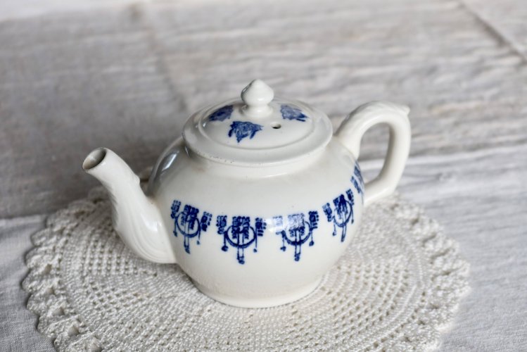 Théière ancienne Saint-Uze terre dacier motif bleu cobalt