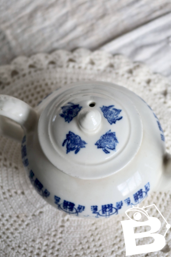 Théière ancienne Saint-Uze terre dacier motif bleu cobalt