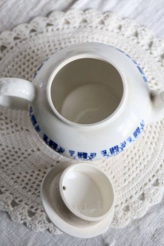 Théière ancienne Saint-Uze terre dacier motif bleu cobalt