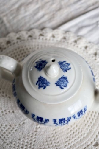 Théière ancienne Saint-Uze terre dacier motif bleu cobalt