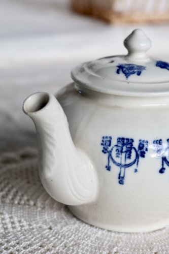 Théière ancienne Saint-Uze terre dacier motif bleu cobalt