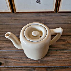 Vintage ceramic teapot in cream color, 40 cl