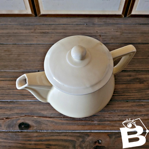 Théière céramique vintage ronde couleur crème, style art déco