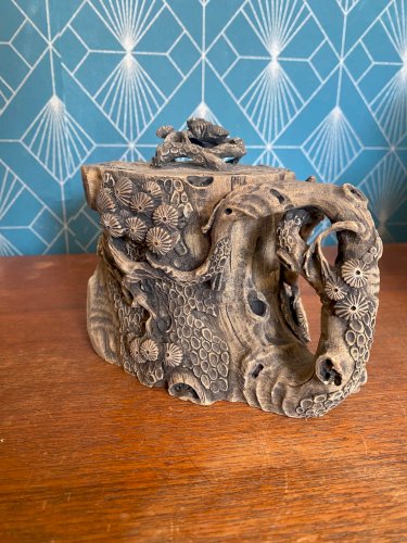 Théière chinoise ancienne, grès de Yixing, à décor naturel d'un tronc d'arbre.