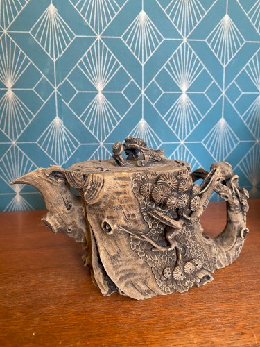 Théière chinoise ancienne, grès de Yixing, à décor naturel d'un tronc d'arbre.