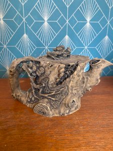 Théière chinoise ancienne, grès de Yixing, à décor naturel d'un tronc d'arbre.