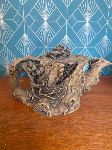Théière chinoise ancienne, grès de Yixing, à décor naturel d'un tronc d'arbre.