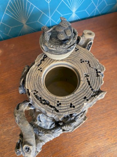 Théière chinoise ancienne, grès de Yixing, à décor naturel d'un tronc d'arbre.