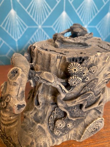 Théière chinoise ancienne, grès de Yixing, à décor naturel d'un tronc d'arbre.
