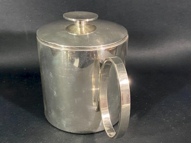 Théière d'hôtellerie en métal argenté signé Christofle