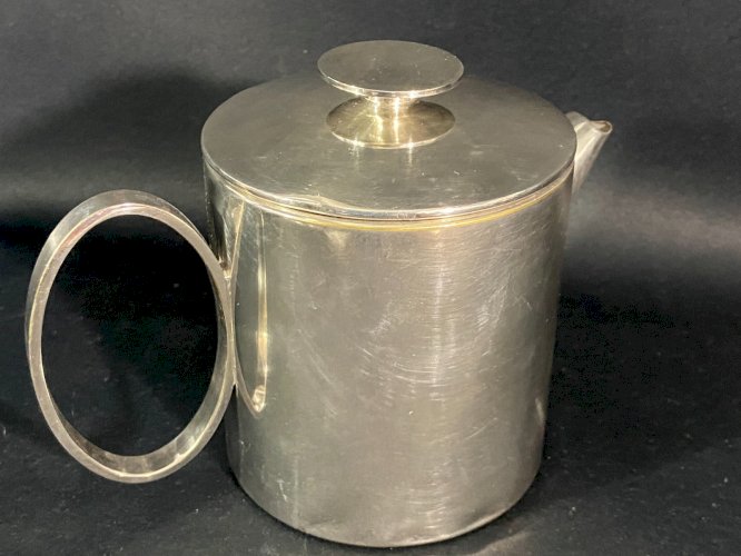 Théière d'hôtellerie en métal argenté signé Christofle