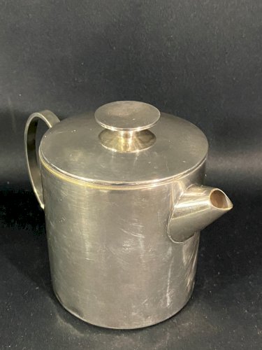 Théière d'hôtellerie en métal argenté signé Christofle