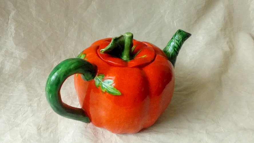 THEIERE EN CERAMIQUE BARBOTINE EN FORME DE TOMATE*