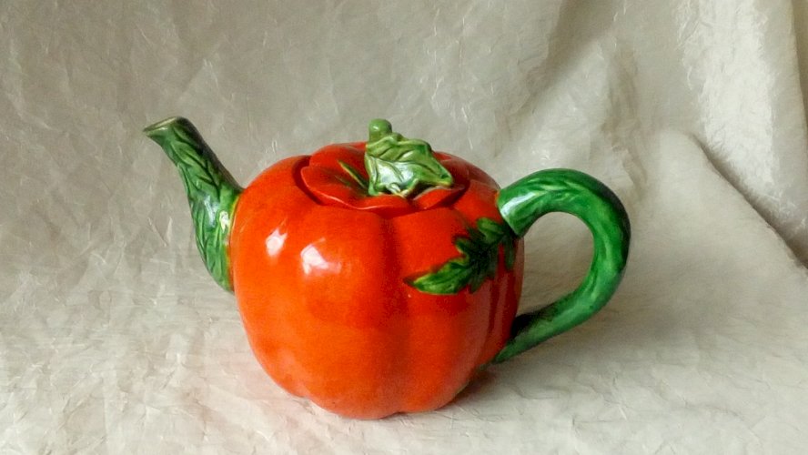 THEIERE EN CERAMIQUE BARBOTINE EN FORME DE TOMATE*