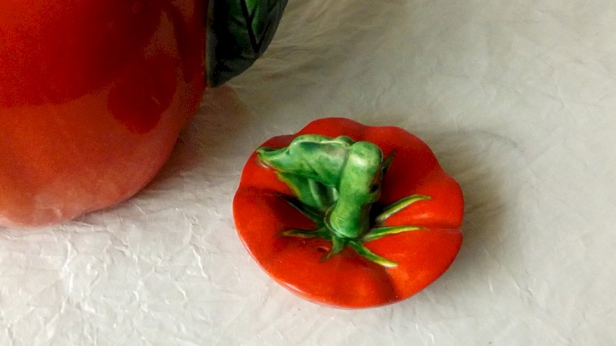 THEIERE EN CERAMIQUE BARBOTINE EN FORME DE TOMATE*
