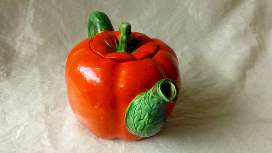 THEIERE EN CERAMIQUE BARBOTINE EN FORME DE TOMATE*