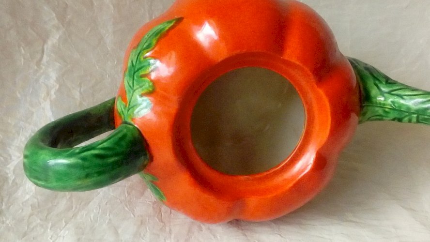 THEIERE EN CERAMIQUE BARBOTINE EN FORME DE TOMATE*