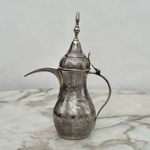 Théière en métal argenté finement gravé travail oriental début XXe M4030