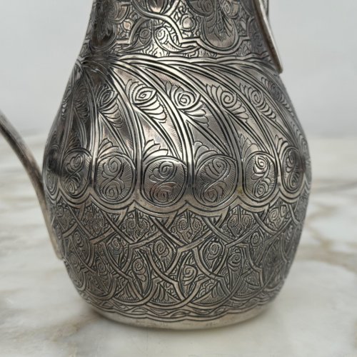 Théière en métal argenté finement gravé travail oriental début XXe M4030