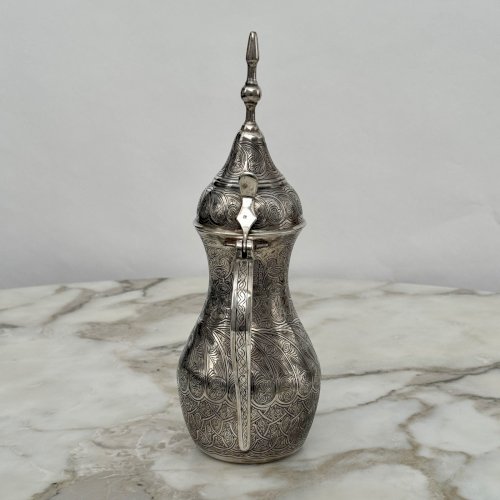 Théière en métal argenté finement gravé travail oriental début XXe M4030