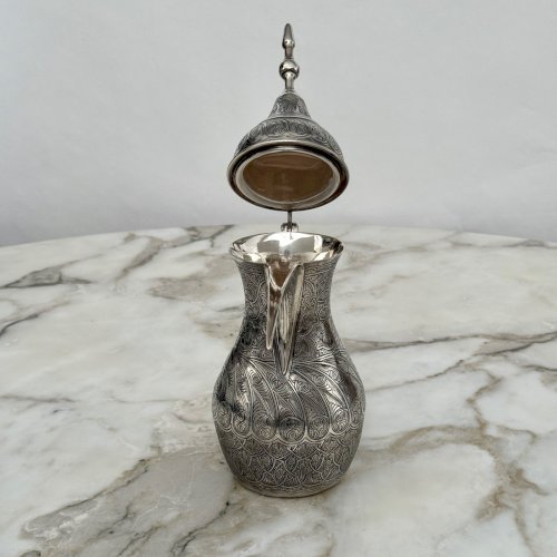 Théière en métal argenté finement gravé travail oriental début XXe M4030
