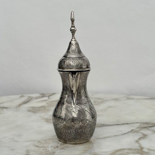 Théière en métal argenté finement gravé travail oriental début XXe M4030